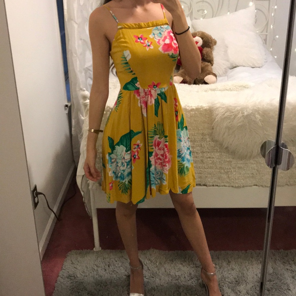 Super cute floral dress!!